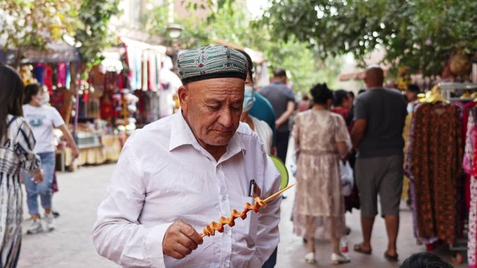 喀什老人吃烤面筋