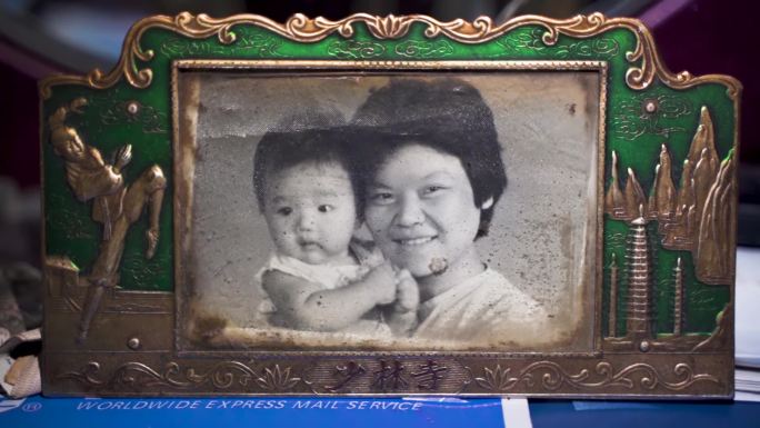 黑白照片 妈妈抱着儿子 发黄的照片 相框