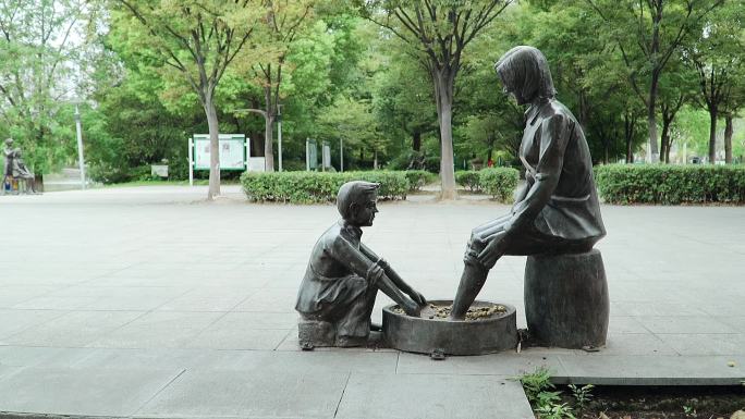 给妈妈洗脚的孩子雕塑铜像
