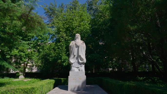 北京理工大学校园内的孔子像孔子雕像