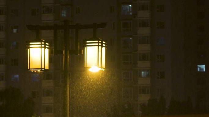 雨夜 下雨 雨夜路灯 下雨灯光 居民楼