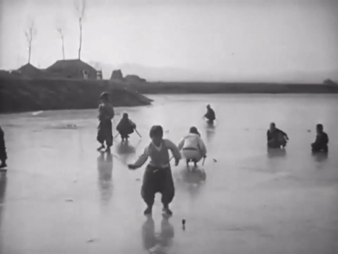 1948年北平一群冰面玩耍的孩童