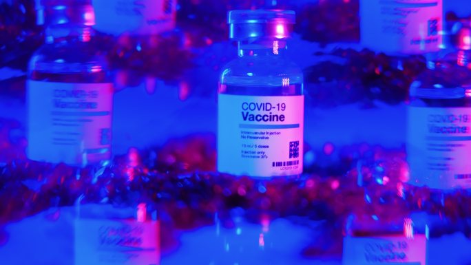 实验室桌子上的科维-19疫苗瓶的错觉，蓝色和粉色光谱闪烁。免疫概念