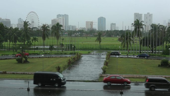 菲律宾宿务下雨天城市马路车流镜头