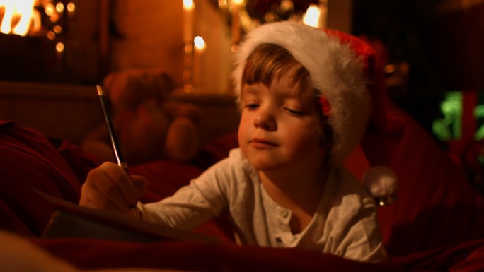 小男孩给圣诞老人写了一封信