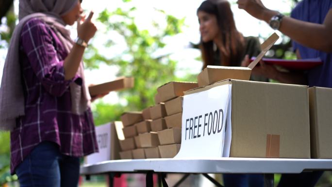 志愿者在食品库分发免费包装食品