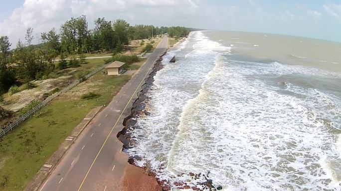 鸟瞰道路因海浪破坏沥青路面。