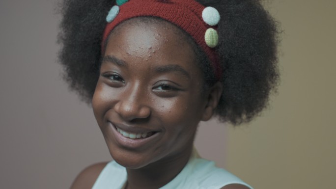 个性，特写肖像非洲裔美国青少年，大头发，慢动作。