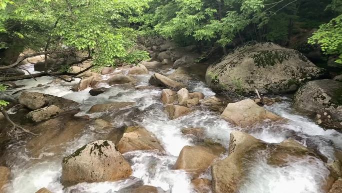 辽宁省宽甸县天华山的山间流水