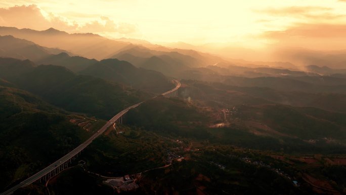 大山中一条高速公路和日落余晖