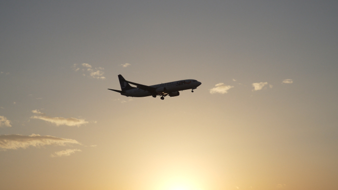 夕阳下降落的山东航空飞机