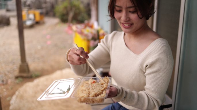 午餐吃竹笋饭的年轻女子