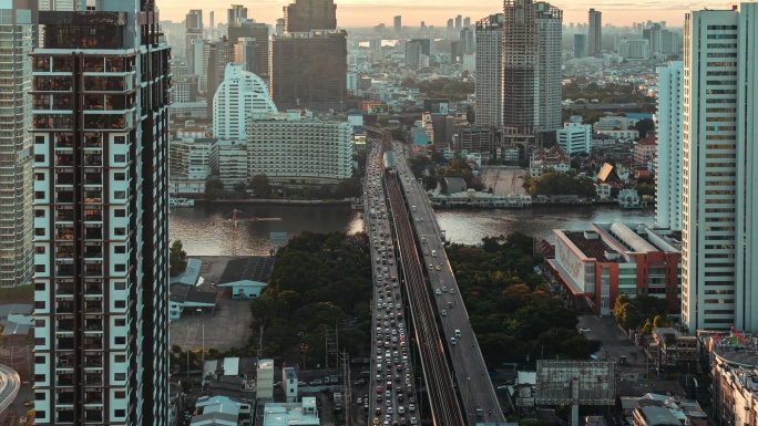 泰国日出时分曼谷城市景观和建筑物之间的铁路轨道的时间间隔