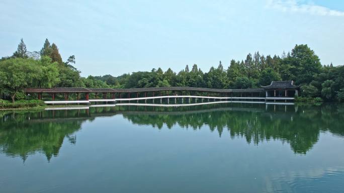 航拍杭州西湖景区浴鹄湾 霁虹桥