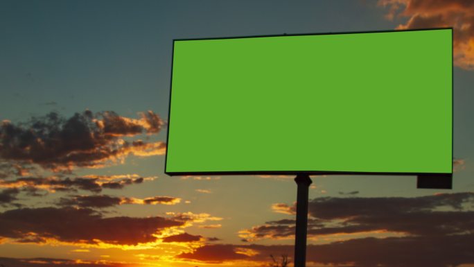 特写广告牌，空白绿色屏幕，背景为天空中的移动云，时间推移