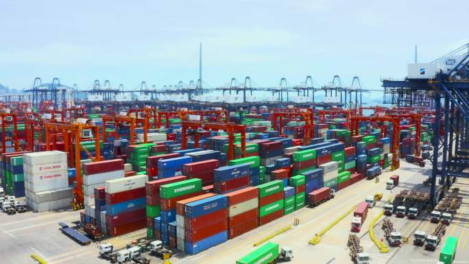 航运货物商业物流业带集装箱的大型工业港口鸟瞰图。