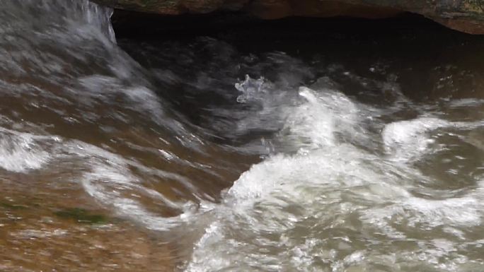 小溪流水流