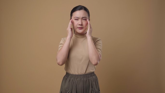 亚洲女性的眼睛疼痛与背景无关。4K视频
