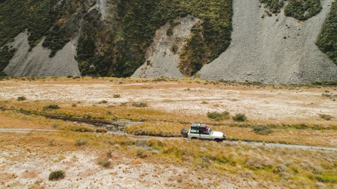 在破败的道路上旅行。