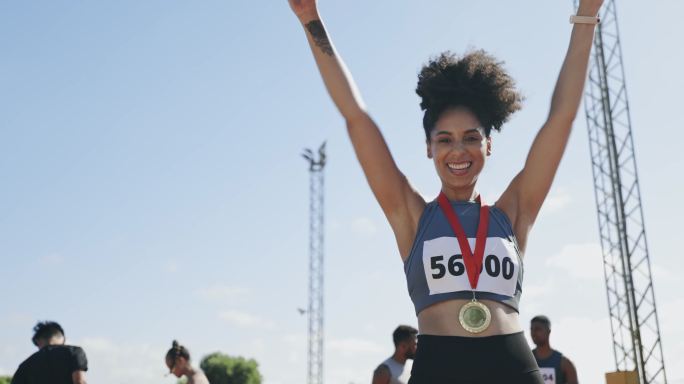 奥运会女运动员庆祝胜利并获得金牌的肖像。低角度自信、快乐的非洲选手，在有复印空间的跑道上，非洲选手在