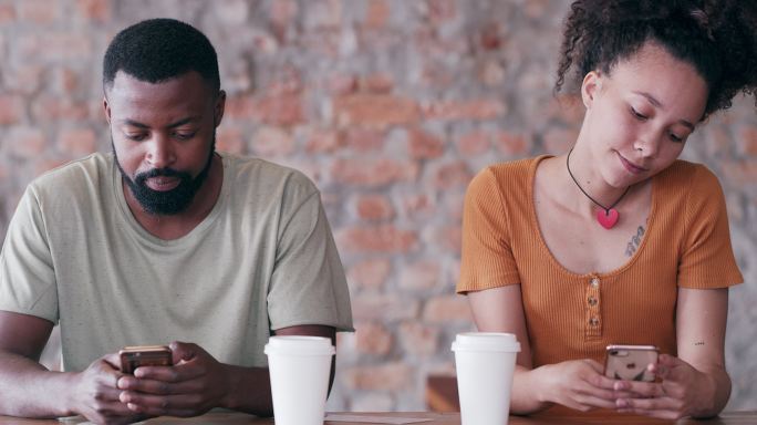 一对年轻夫妇在咖啡馆使用智能手机而忽视对方的4k视频片段