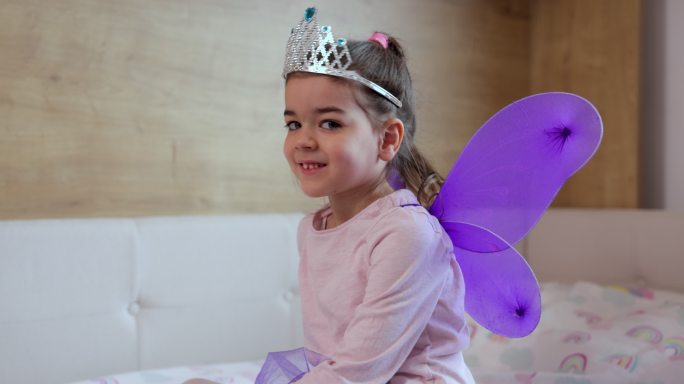 紫色翅膀的可爱小女孩