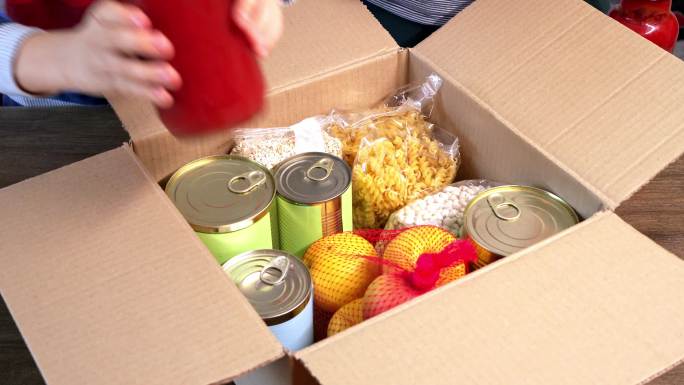 为捐赠准备食物盒存储食物缺粮缺水战争弊端