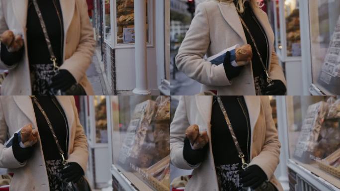SLO MO时尚的法国女人在巴黎逛街时拿着法式面包