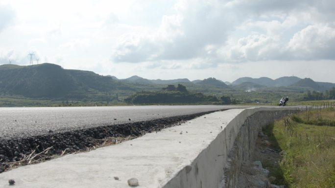 踏板摩托车在山路上骑行、压弯、烧胎