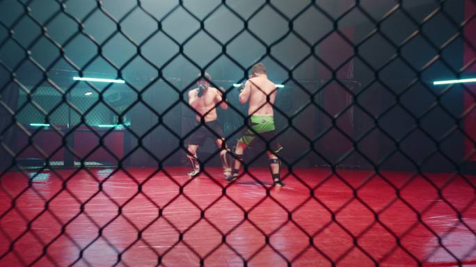 MMA战斗机在八角形投掷拳头。淘汰赛