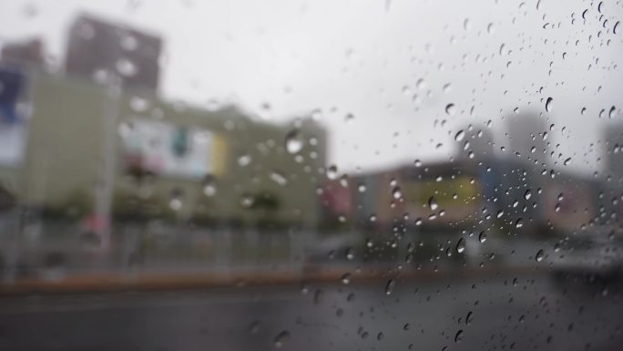 雨中车内虚焦