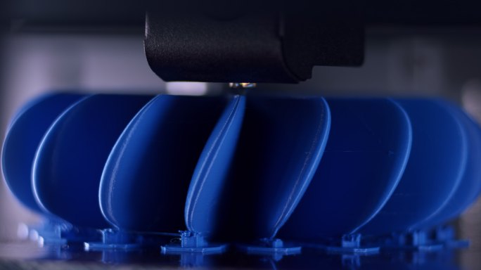 3D打印机的LD喷嘴滑过蓝色模型的螺旋桨风扇