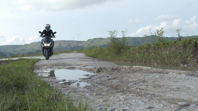 踏板摩托车在山路上骑行、压弯、烧胎