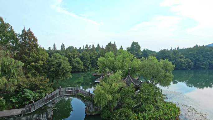 航拍杭州西湖景区浴鹄湾 霁虹桥