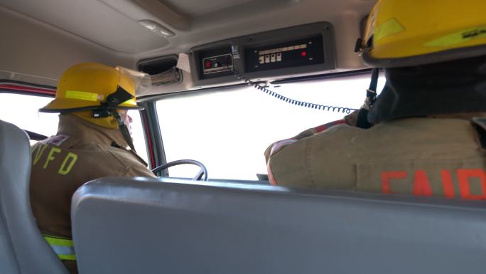 消防队员驾驶消防车响应双向无线电紧急通信