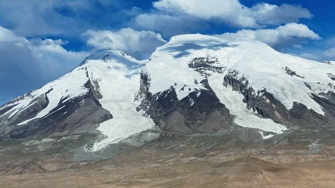 航拍新疆慕士塔格雪峰冰川