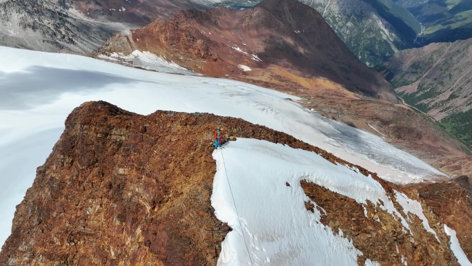 登顶沙鲁里山脉尼登贡嘎峰登山者