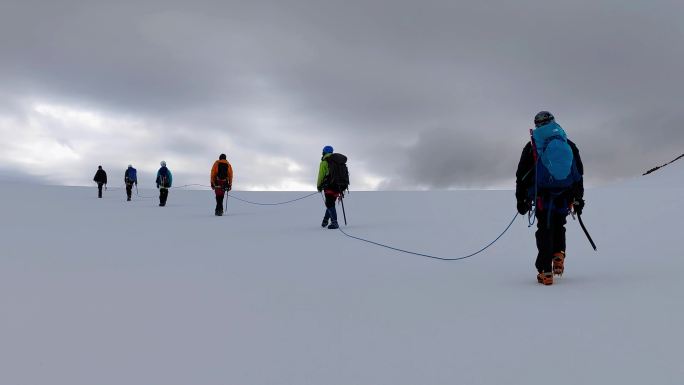 行走在尼登贡嘎峰冰川上的攀登者