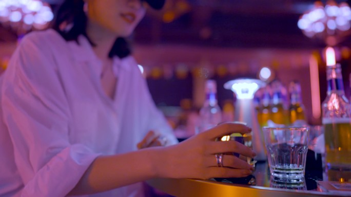 女孩在酒吧喝酒碰杯高清4k素材