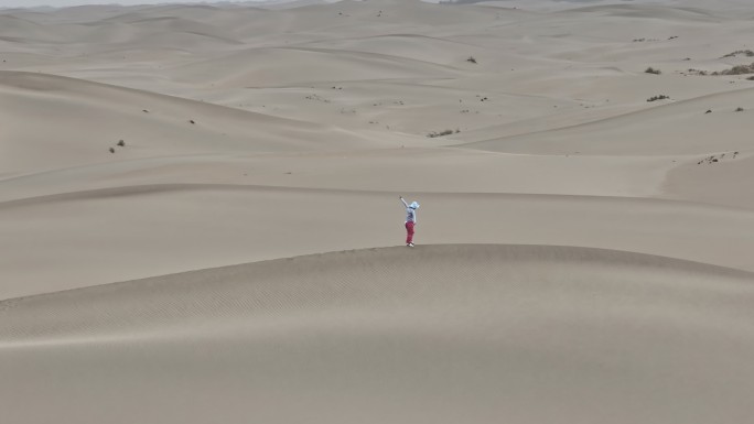 塔克拉玛干人在沙漠中行走