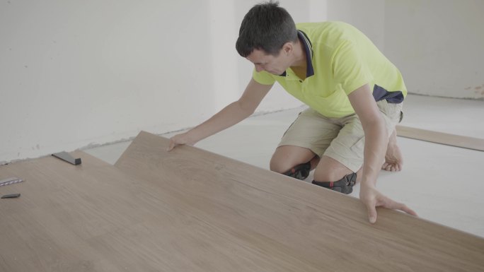 人工安装新型木质层压地板、家居装修、房屋翻新项目概念