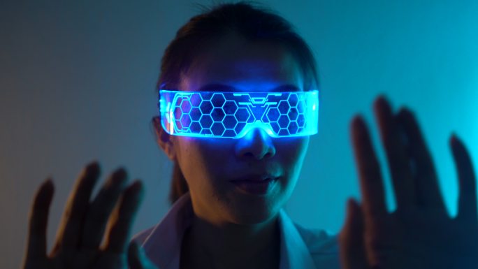 戴VR眼镜的女人：Metaverse概念。