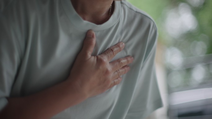 胸部疼痛的女人心梗心绞痛猝死