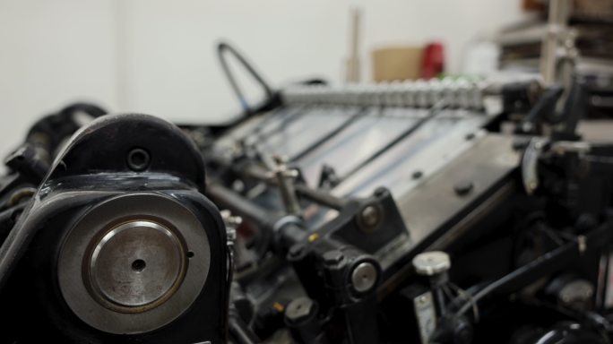 机器的B卷，将印刷介质堆放在印刷厂