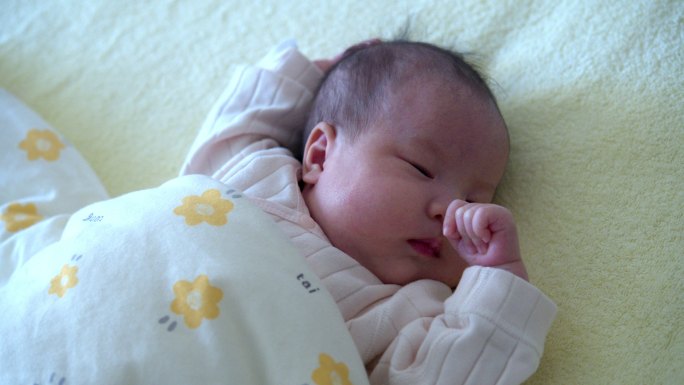 4K婴儿从睡梦中醒来