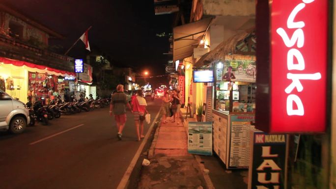 印度尼西亚巴厘岛夜晚行人
