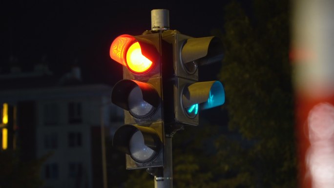 夜间红绿灯行驶行驶畅通通行