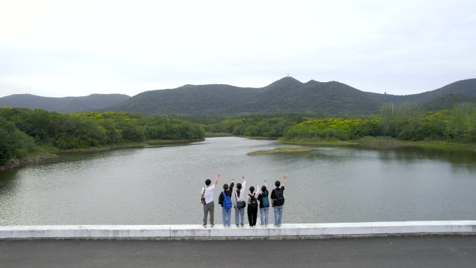 4K朝气蓬勃的几位大学生朝着大自然招手