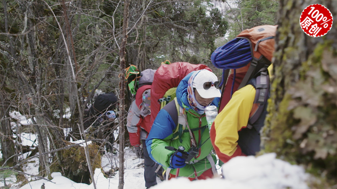 【原创】冬季攀登阿比山的登山队员的脚步