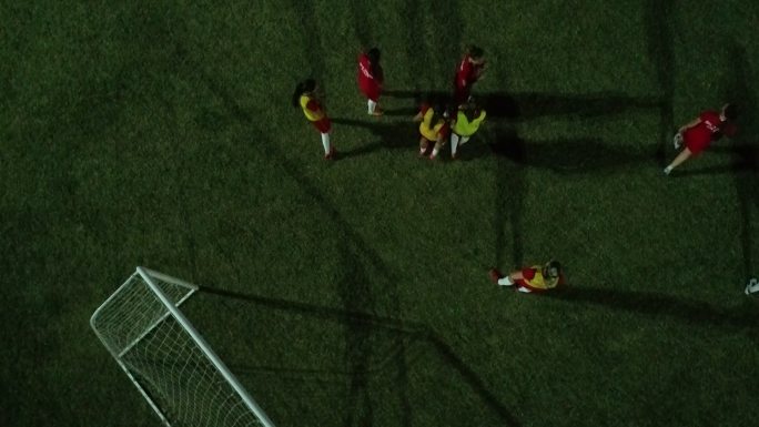 女子足球队航拍踢足球球门操场